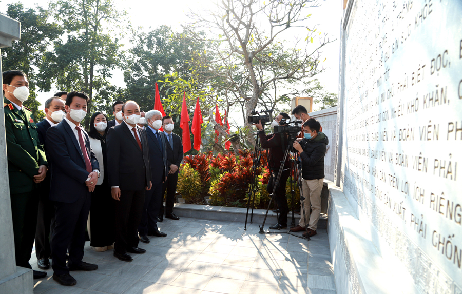 Chủ tịch nước Nguyễn Xuân Phúc thăm quan biển ghi Tám lời dặn của Bác tại khuôn viên trụ sở Tỉnh ủy.