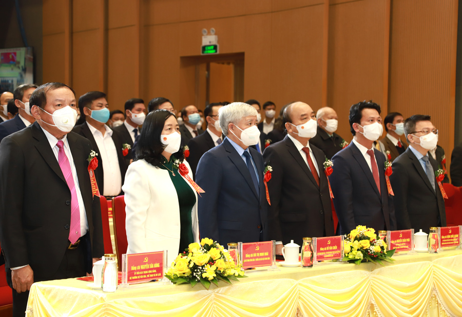 Chủ tịch nước Nguyễn Xuân Phúc và các đại biểu dự lễ chào cờ.