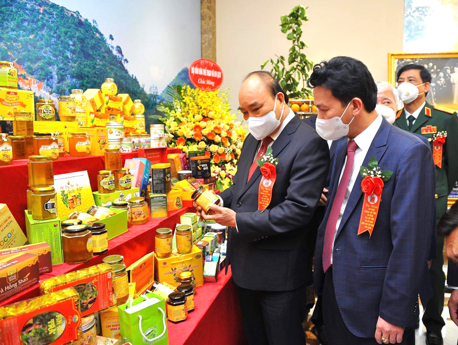 Chủ tịch nước Nguyễn Xuân Phúc thăm gian hàng trưng bày các sản phẩm đặc trưng của tỉnh.