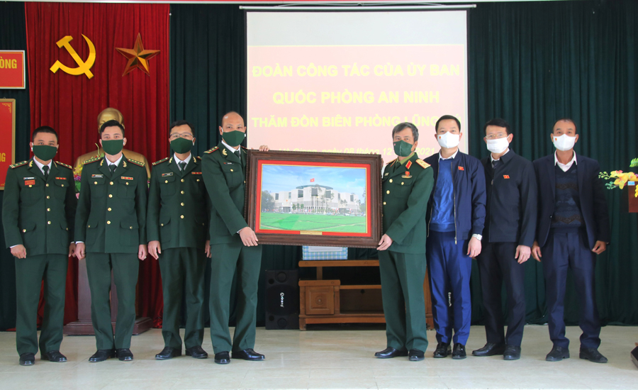 Trung tướng Nguyễn Hải Hưng và thành viên Đoàn công tác tặng bức tranh tòa nhà Quốc hội cho Đồn Biên phòng Lũng Cú.