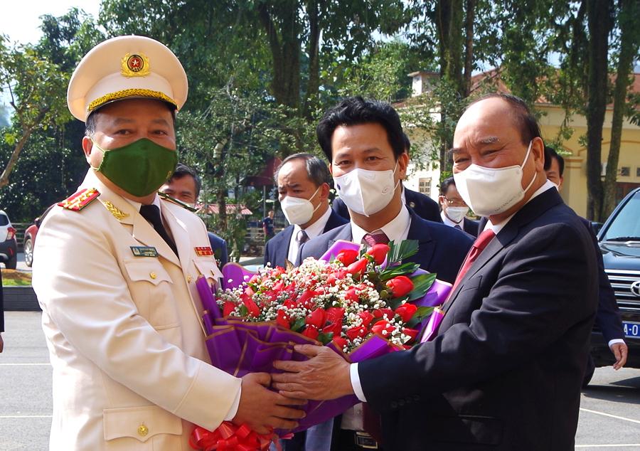 Đại tá Phan Huy Ngọc, Giám đốc Công an tỉnh tặng hoa chào mừng Chủ tịch nước.