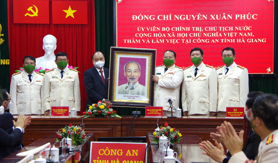 Chủ tịch nước Nguyễn Xuân Phúc trao tặng bức chân dung Chủ tịch Hồ Chí Minh cho Công an tỉnh.