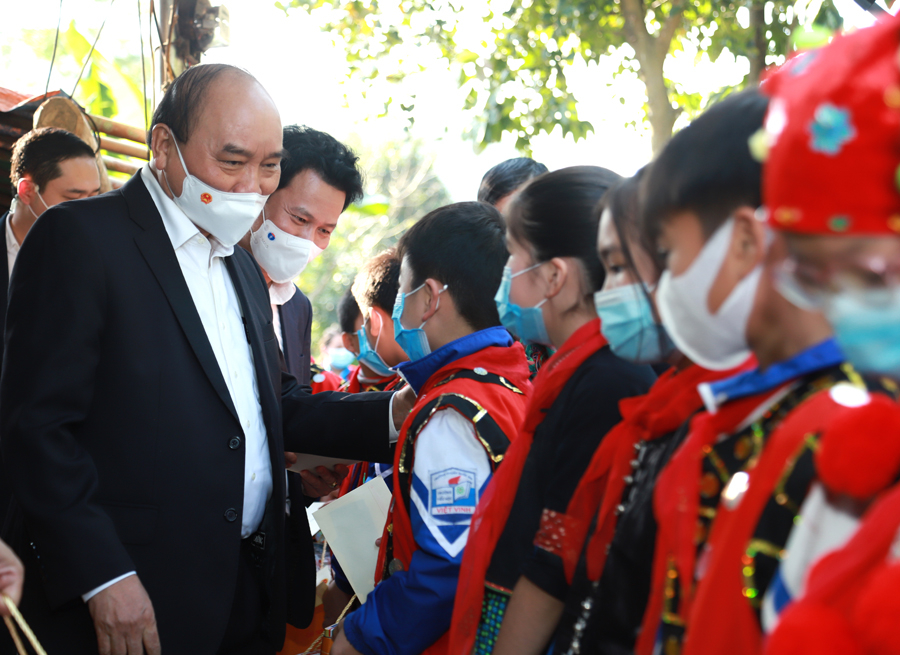 Chủ tịch nước Nguyễn Xuân Phúc tặng quà các cháu thiếu nhi