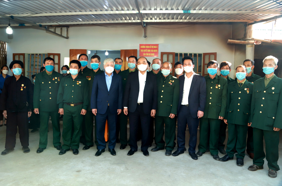 Chủ tịch nước Nguyễn Xuân Phúc chụp ảnh lưu niệm với CCB xã Việt Vinh