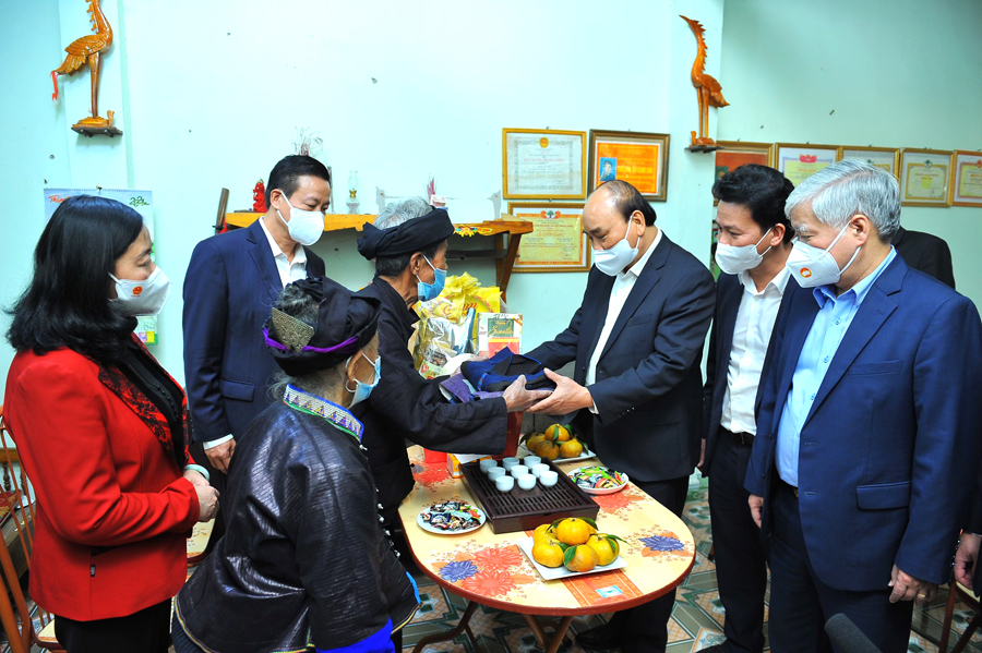 Gia đình CCB Tráng Vần May tặng Chủ tịch nước Nguyễn Xuân Phúc bộ quần áo truyền thống dân tộc Nùng