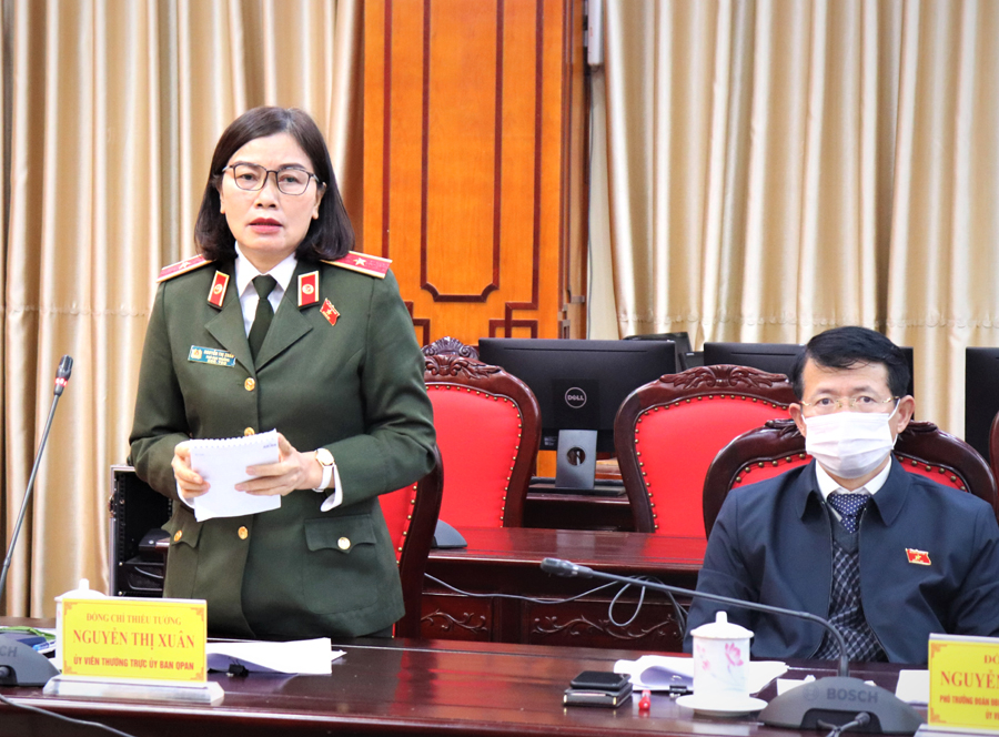 Thiếu tướng Nguyễn Thị Xuân, Ủy viên Thường trực Ủy ban QPAN, thành viên Đoàn công tác phát biểu tại buổi làm việc.