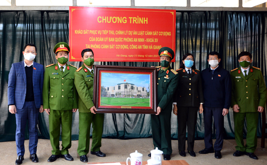 Trung tướng Nguyễn Hải Hưng tặng bức tranh toàn nhà Quốc hội cho Phòng CSCĐ, Công an tỉnh.