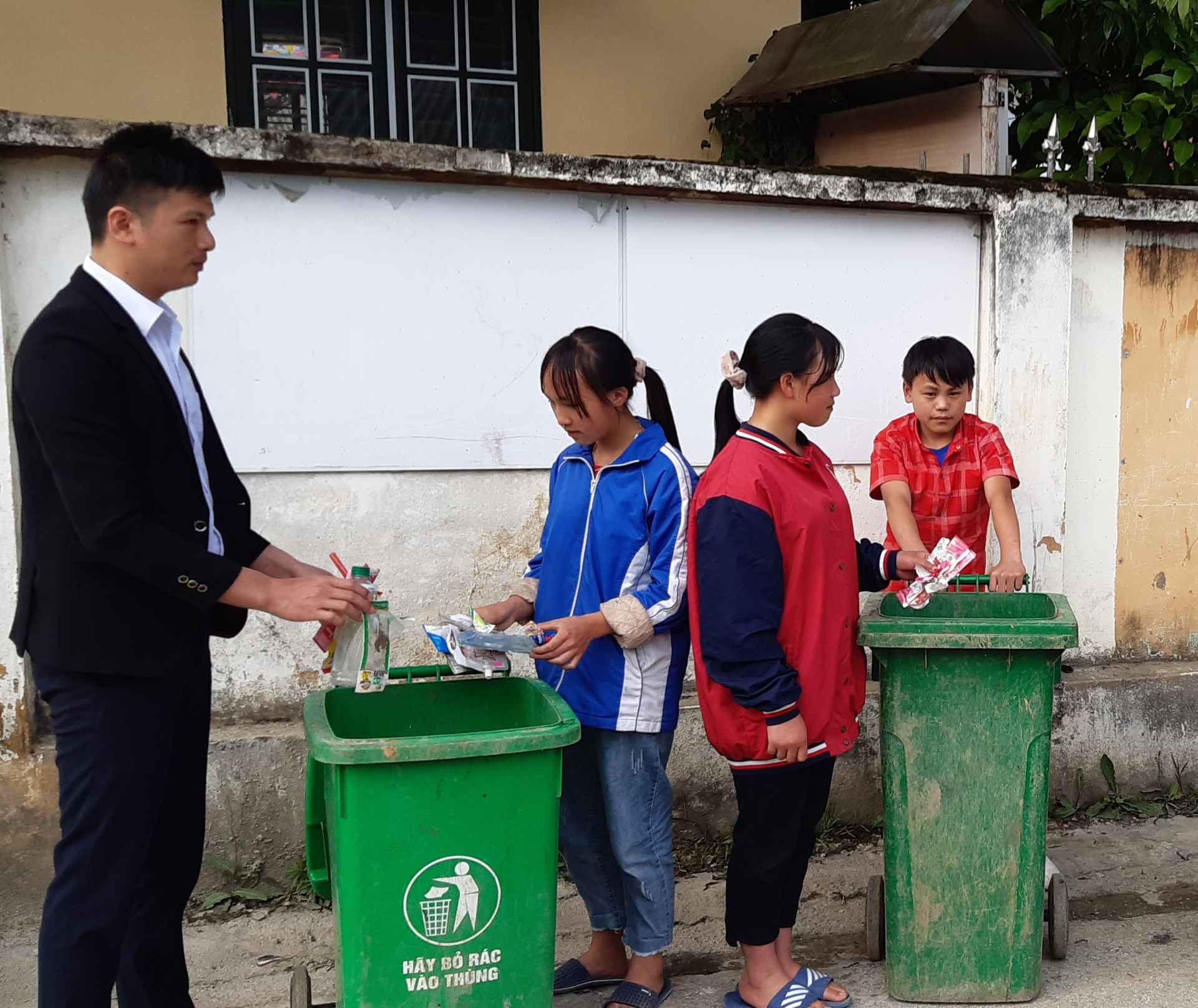 Giáo viên Trường PTDTBT Tiểu học và THCS Sà Phìn (Đồng Văn) hướng dẫn học sinh nâng cao ý thức bảo vệ môi trường.