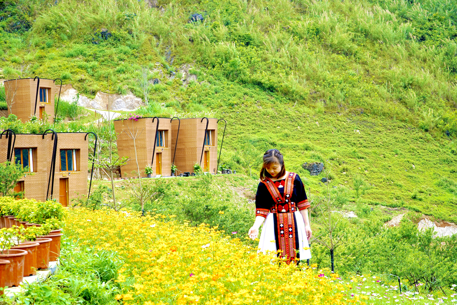 Du khách tham quan khu du lịch sinh thái H’Mông Village xã Đông Hà (Quản Bạ).