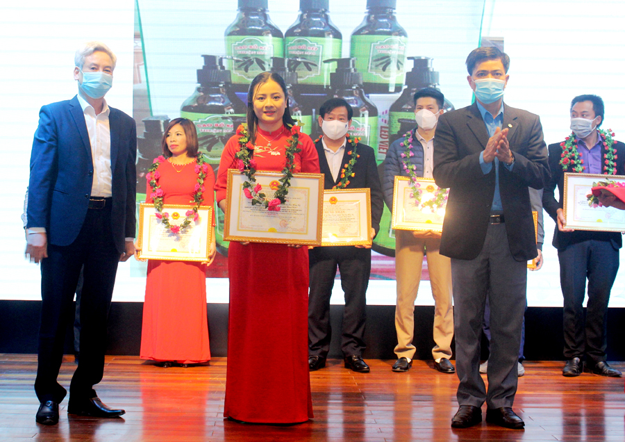Ban tổ chức trao giải cho tác giả đoạt giải Nhất Hội thi Sáng tạo kỹ thuật tỉnh Hà Giang lần thứ 5.