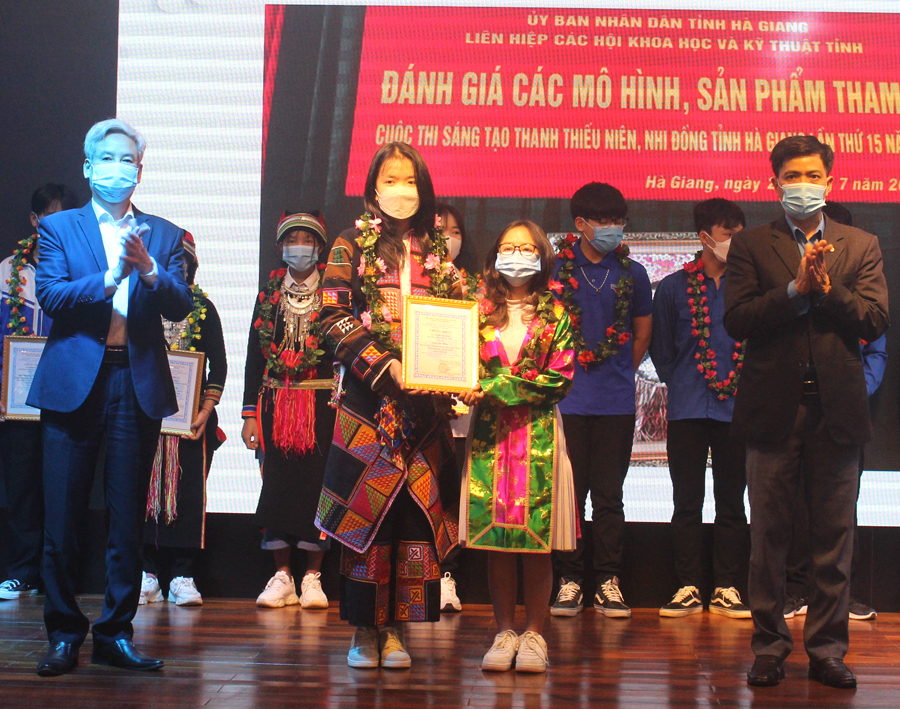Ban tổ chức trao giải cho nhóm tác giả đoạt giải Nhì Cuộc thi Sáng tạo TTN, NĐ tỉnh lần thứ 15.