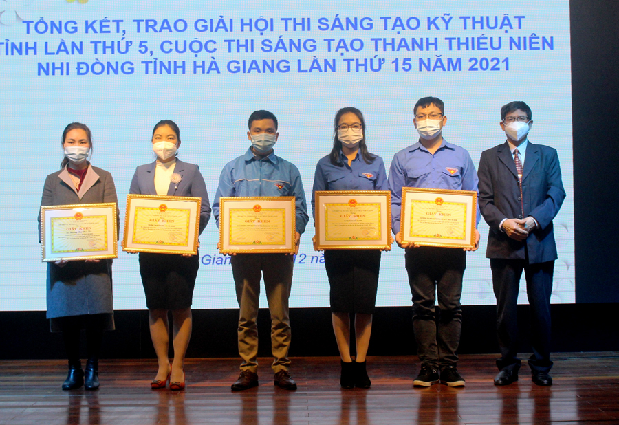 Lãnh đạo Liên hiệp các Hội KH&KT tỉnh tặng Giấy khen cho các tập thể có thành tích trong công tác tuyên truyền hội thi, cuộc thi.