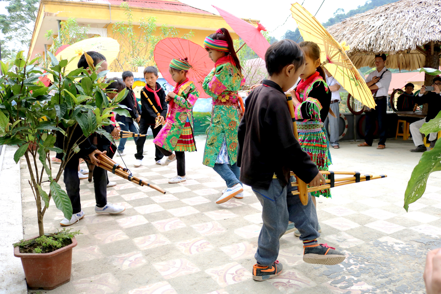Truyền dạy văn hóa truyền thống dân tộc Mông trong trường học.