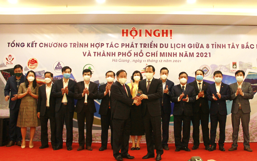 Lãnh đạo tỉnh Hà Giang trao biểu trưng luân phiên đảm nhiệm vai trò trưởng nhóm hợp tác năm 2022 cho lãnh đạo tỉnh Lai Châu.