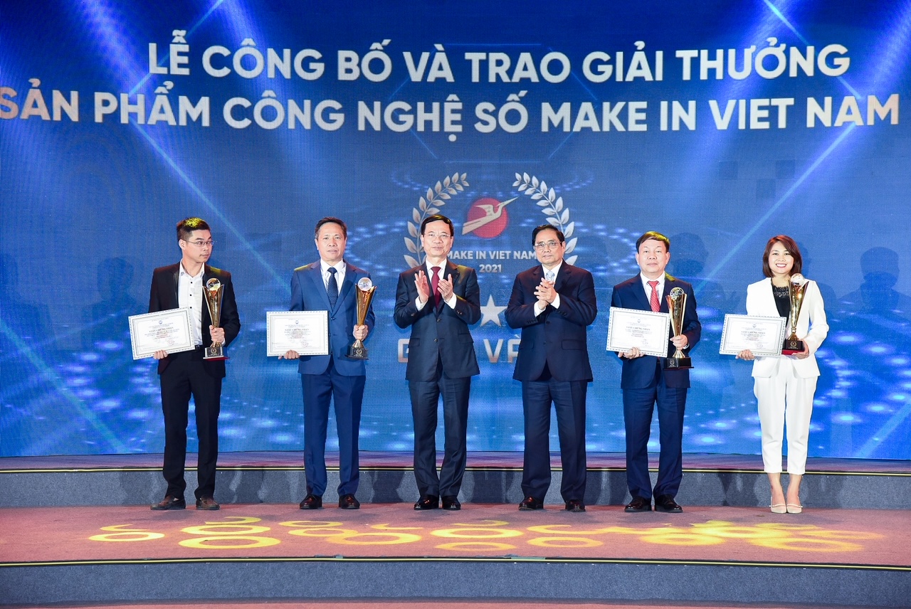 Tại Diễn đàn, Bộ Thông tin và Truyền thông trao Giải thưởng sản phẩm công nghệ số Make in Vietnam năm 2021. 