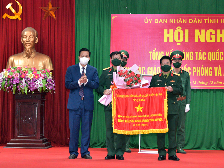 Thừa ủy quyền của Thủ tướng Chính phủ, Chủ tịch UBND tỉnh Nguyễn Văn Sơn đã trao Cờ Thi đua của Chính phủ cho Bộ CHQS tỉnh vì đã có Thành tích xuất sắc trong phong trào thi đua năm 2020.