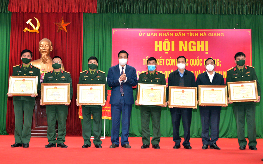 Chủ tịch UBND tỉnh Nguyễn Văn Sơn trao Bằng khen của UBND tỉnh cho các tập thể, cá nhân đã có thành tích xuất sắc trong thực hiện nhiệm vụ công tác Quân sự Quốc phòng địa phương trong năm 2021.