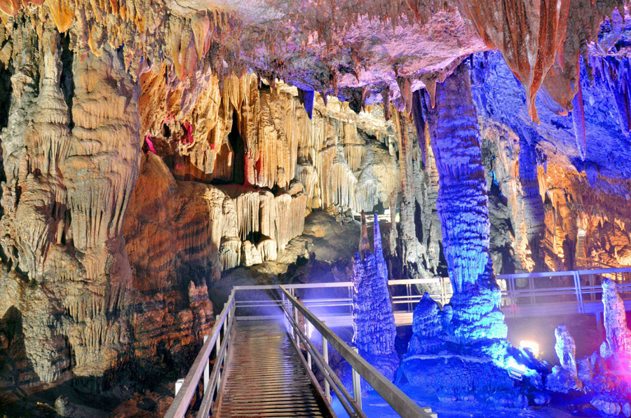 Hang Lùng Khúy, huyện Quản Bạ là một điểm thăm quan hấp dẫn dành cho du khách yêu thích khám phá