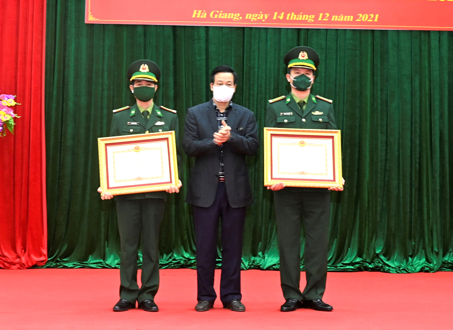 Chủ tịch UBND tỉnh nguyễn Văn Sơn trao Bằng khen của Thu tướng Chính phủ cho tập thể và cá nhân có thành tích xuất sắc trong phòng, chống dịch Covid-19.