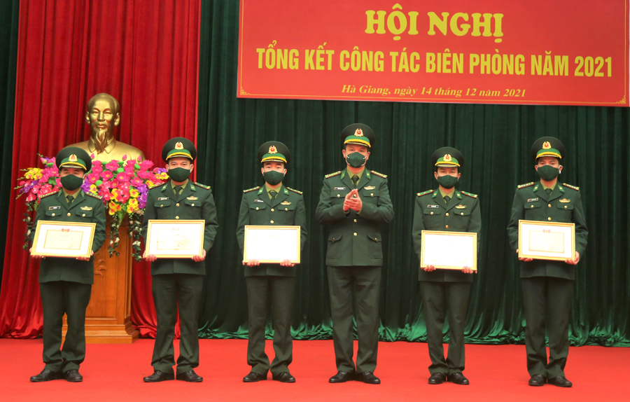 Lãnh đạo Bộ Chỉ huy BĐBP trao tặng danh hiệu Đơn vị Tiên tiến cho các tập thể.