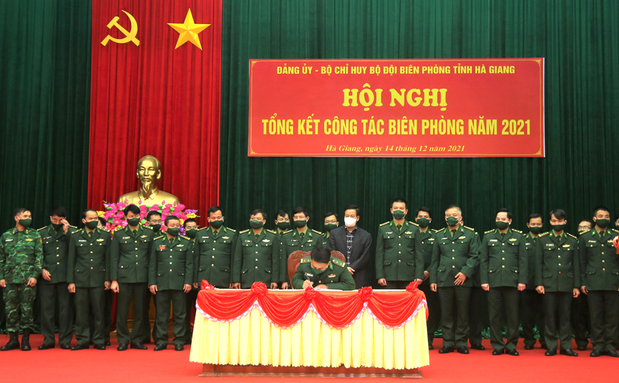 Chủ tịch UBND tỉnh Nguyễn Văn Sơn chứng kiến Lễ ký kết thực hiện phong trào thi đua năm 2022 giữa Bộ Chỉ huy BĐBP tỉnh với các phòng nghiệp vụ và các Đồn Biên phòng.