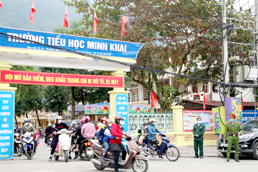 Các lực lượng tham gia hướng dẫn, điều tiết giao thông tại cổng Trường Tiểu học Minh Khai (thành phố Hà Giang).