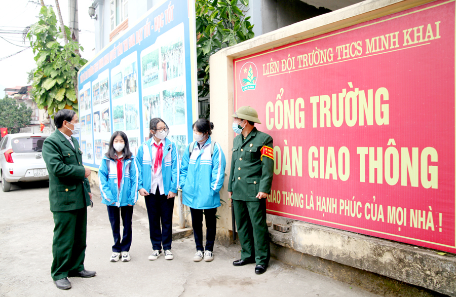 Hội Cựu chiến binh phường Minh Khai (thành phố Hà Giang) thường xuyên nhắc nhở học sinh thực hiện đúng Luật Giao thông đường bộ.