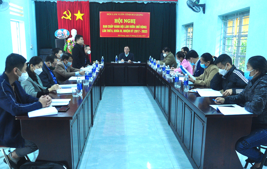 Đồng chí Đỗ Tấn Sơn, Chánh Văn phòng Điều phối Chương trình mục tiêu quốc gia xây dựng Nông thôn mới tỉnh phát biểu thảo luận tại Hội nghị.