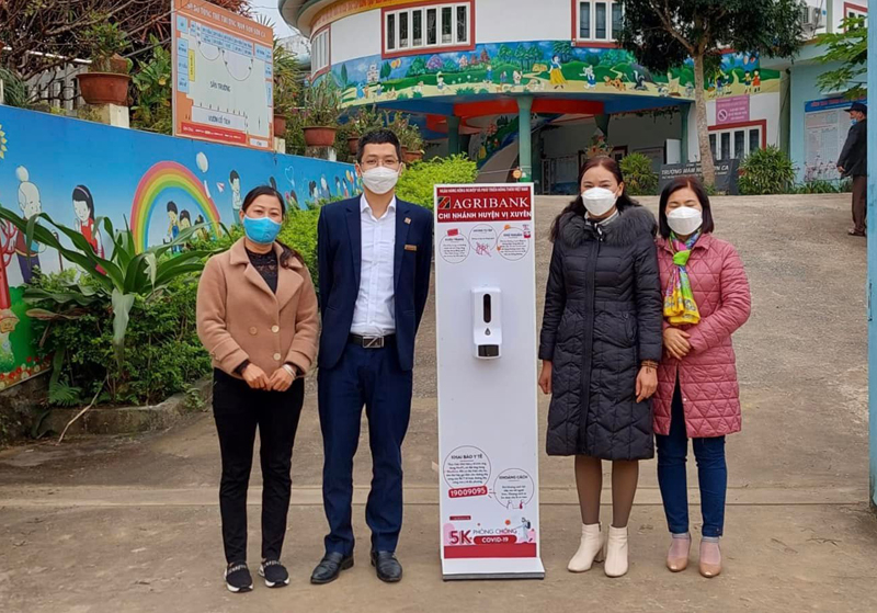 Agribank chi nhánh Vị Xuyên tặng máy phun khử khuẩn cho các trường Mầm non Sơn Ca, thị trấn Vị Xuyên