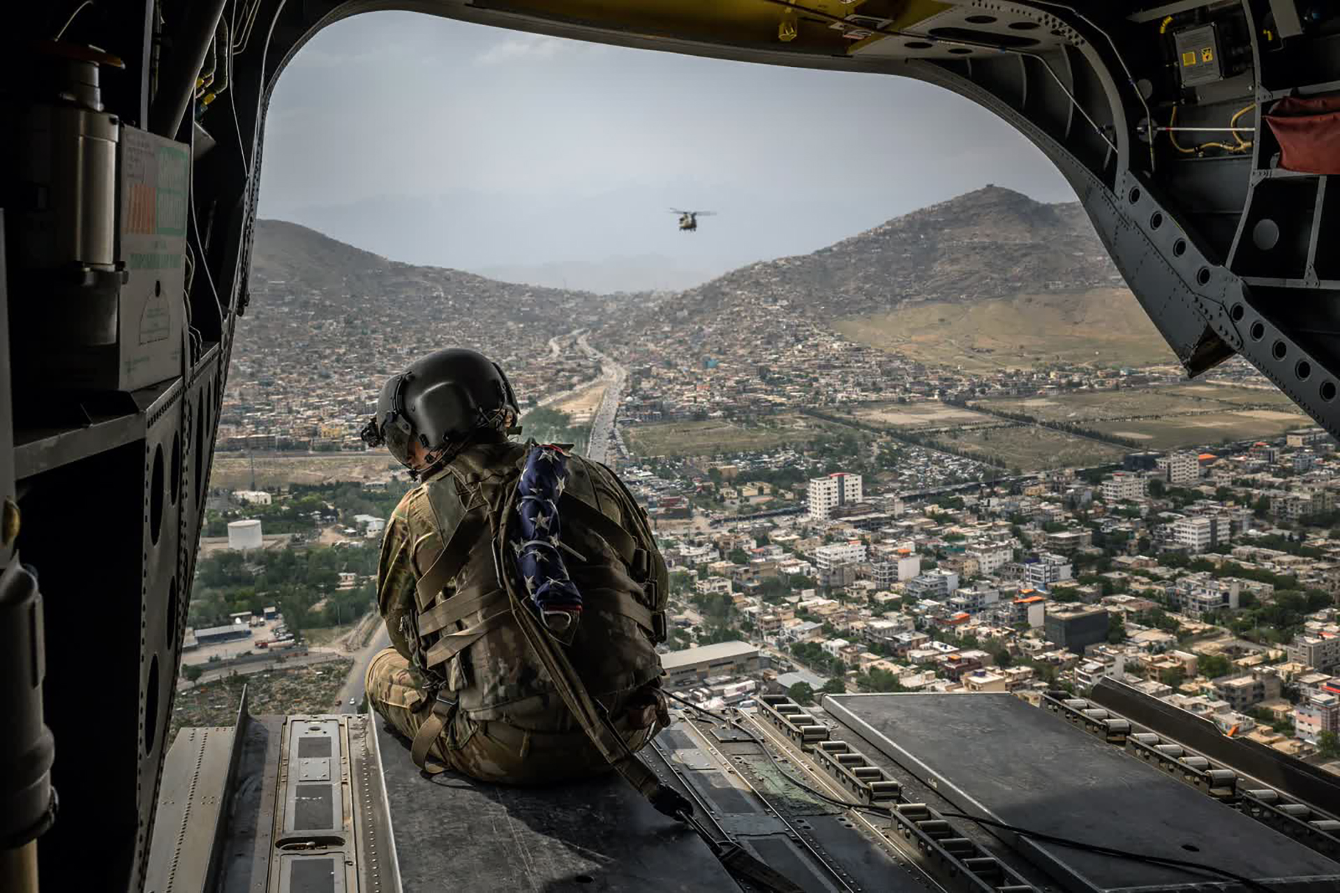 Binh sĩ Mỹ ngồi trên trực thăng bay trên bầu trời thủ đô Kabul, Afghanistan. Tháng 4/2021, Tổng thống Joe Biden thông báo sẽ rút binh sĩ Mỹ khỏi Afghanistan trước ngày 11/9.