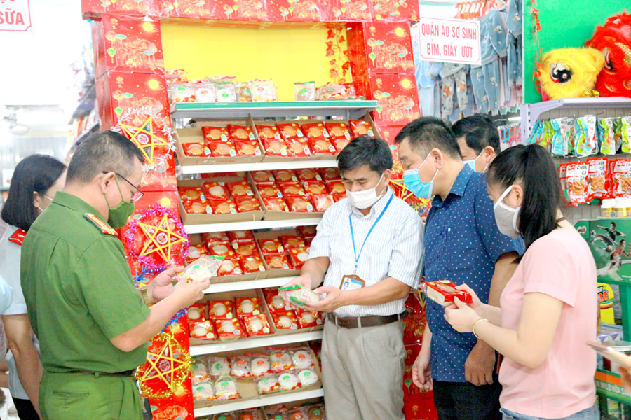 Lực lượng chức năng thành phố Hà Giang kiểm tra, giám sát chất lượng hàng hóa tại siêu thị HT, phường Quang Trung. 										Ảnh: TƯ LIỆU