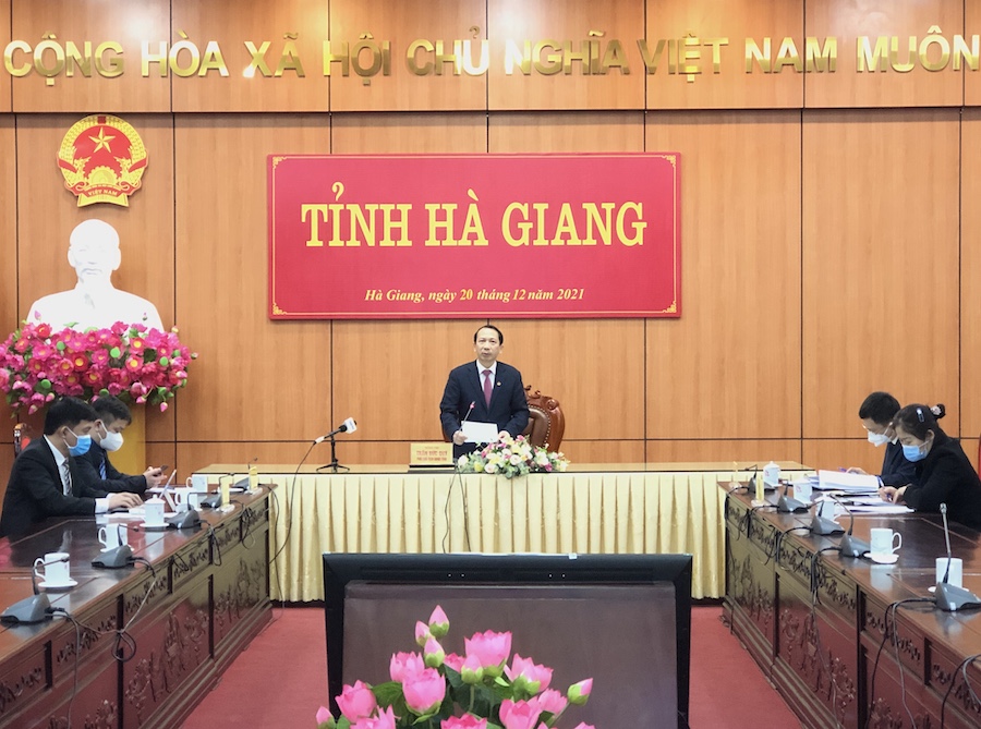 Phó Chủ tịch UBND tỉnh Trần Đức Quý tham luận tại hội nghị.