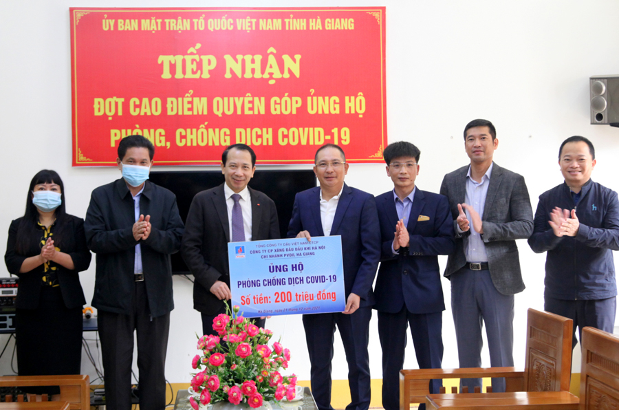 PVOIL Hà Giang ủng hộ 200 triệu đồng cho công tác phòng, chống dịch trên địa bàn.