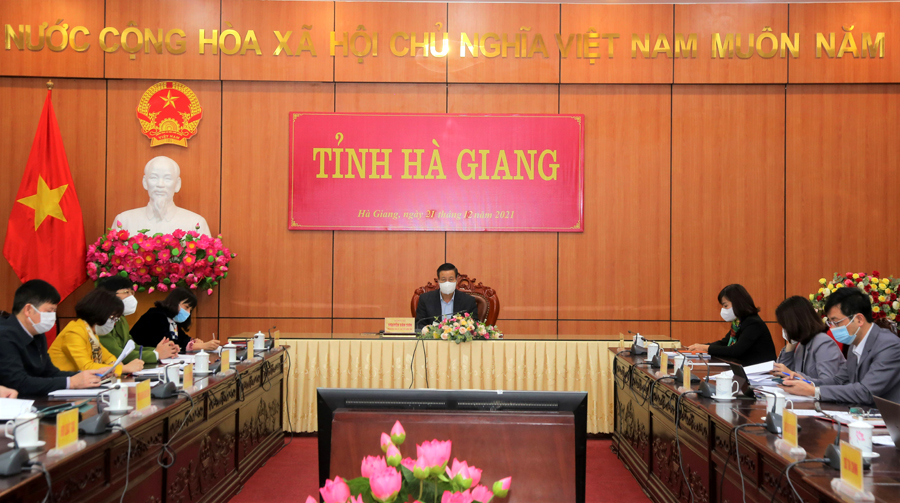 Chủ tịch UBND tỉnh Nguyễn Văn Sơn và các đại biểu dự hội nghị tại điểm cầu của tỉnh.