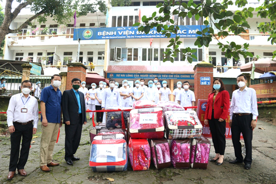 Liên đoàn Lao động tỉnh hỗ trợ chăn ấm cho cán bộ y tế Bệnh viện Đa khoa huyện Bắc Mê.