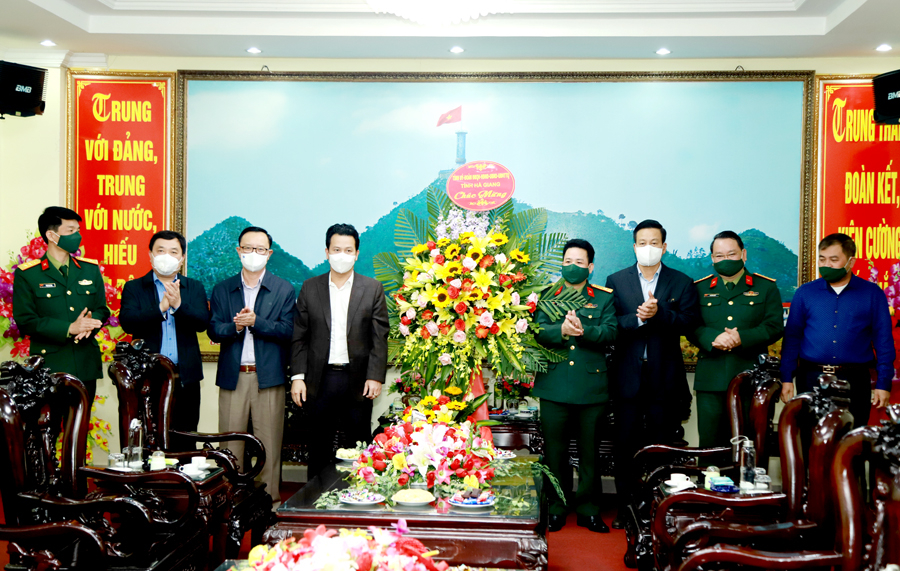 Các đồng chí Thường trực Tỉnh ủy tặng Lẵng hoa chúc mừng Bộ Chỉ huy Quân sự tỉnh