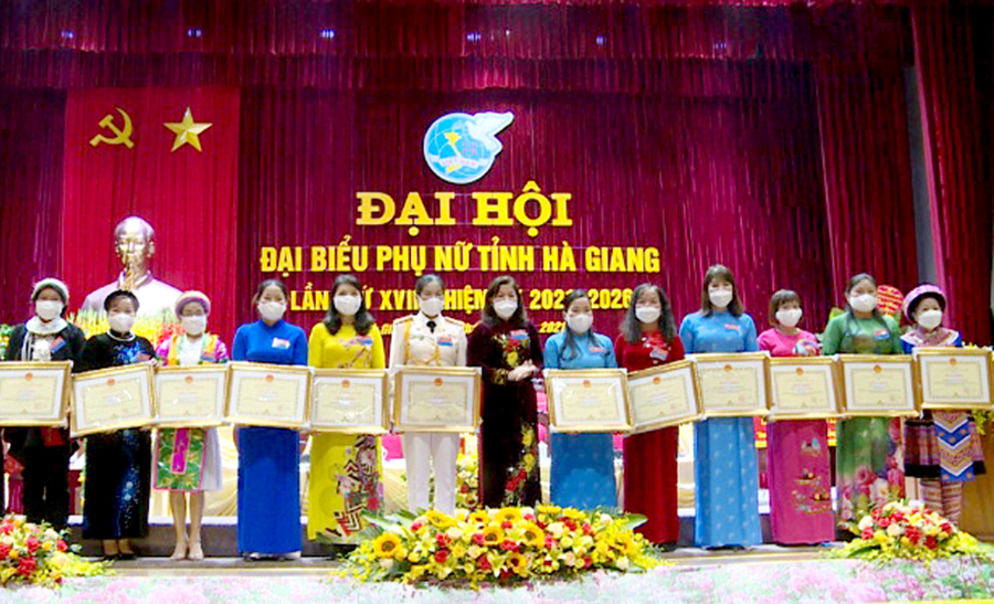 Chị Lý Hồng Thu (đầu tiên bên trái) nhận Bằng khen của Chủ tịch UBND tỉnh vì có nhiều thành tích xuất sắc trong công tác Hội Phụ nữ.