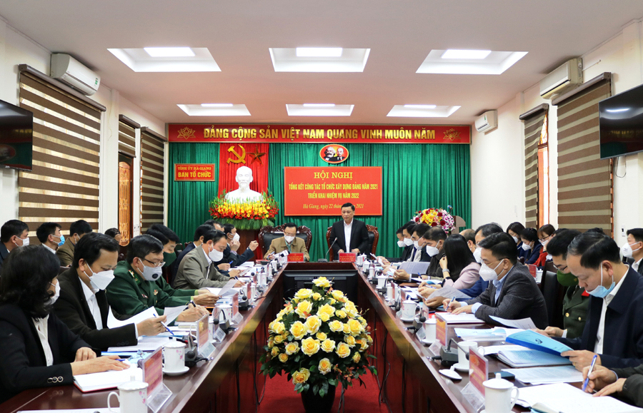 Đồng chí Nguyễn Minh Tiến, Ủy viên BTV, Trưởng Ban Tổ chức Tỉnh ủy phát biểu khai mạc hội nghị tổng kết công tác xây dựng Đảng năm 2021, triển khai nhiệm vụ năm 2022