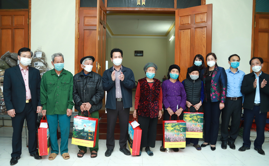 Bí thư Tỉnh ủy Đặng Quốc Khánh tặng quà 5 gia đình chính sách huyện Vị Xuyên