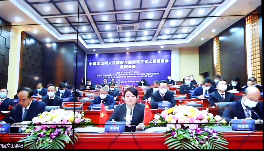 Đồng chí Lương Ánh Mẫn, Phó Châu trưởng Chính quyền nhân dân châu Văn Sơn phát biểu tại hội đàm