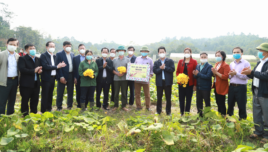 Bí thư Tỉnh ủy Đặng Quốc Khánh cùng đoàn công tác tham quan hình liên kết trồng bí tại xã Quang Minh và tặng quà các hộ dân tham gia mô hình