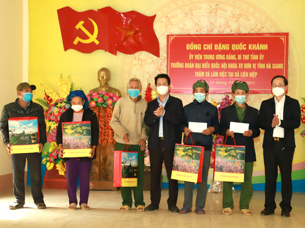 Nhân chuyến thăm, Bí thư Tỉnh ủy Đặng Quốc Khánh tặng quà Tết cho 5 hộ chính sách xã Liên Hiệp