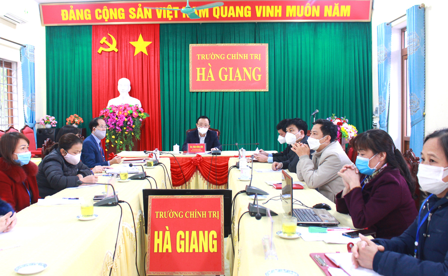Phó Bí thư Thường trực Tỉnh uỷ Thào Hồng Sơn dự hội nghị tại điểm cầu tỉnh.