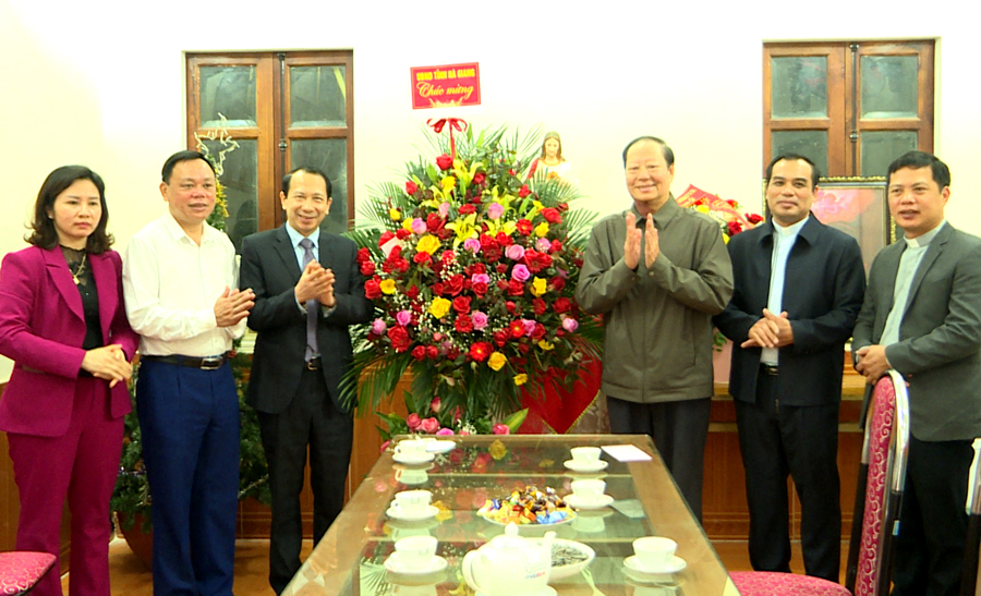 Phó Chủ tịch UBND tỉnh Trần Đức Quý tặng quà cho giáo xứ Thánh Tâm.