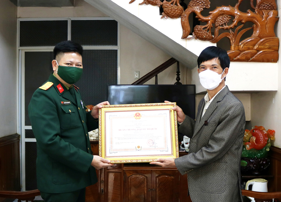 Đại diện Ban Chỉ huy Quân sự thành phố Hà Giang trao Huân chương Bảo vệ Tổ quốc hạng Ba cho Thượng tá Phạm Đức Lưu