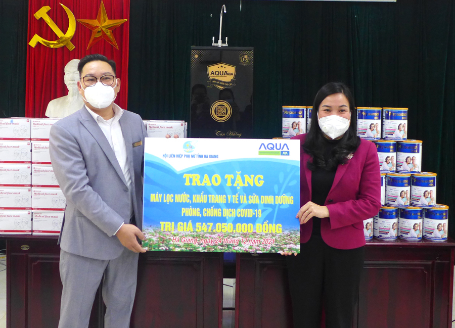 Lãnh đạo Công ty Cổ phần Tập đoàn Nghiên cứu xử lý nước sạch Aqua Việt Nam trao hỗ trợ gói an sinh xã hội phòng, chống dịch Covid-19 cho lãnh đạo Hội LHPN tỉnh.