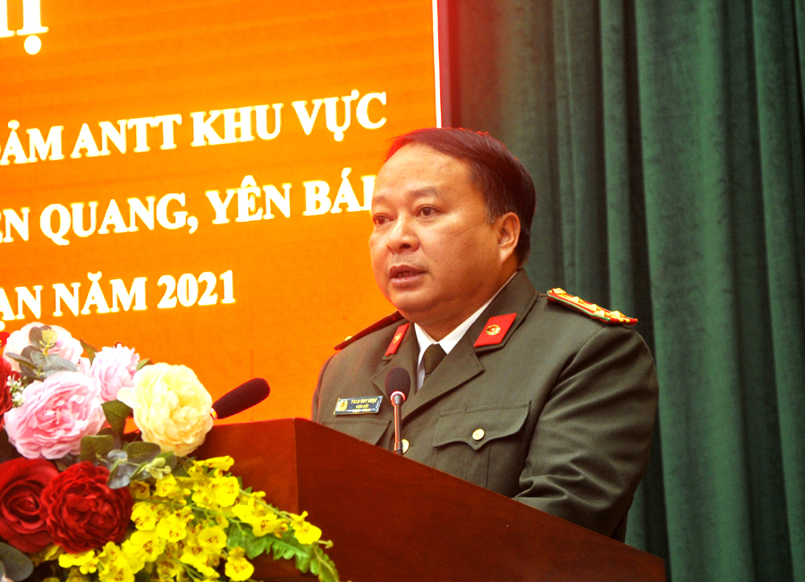 Đại tá Phan Huy Ngọc, Giám đốc Công an tỉnh phát biểu khai mạc hội nghị.