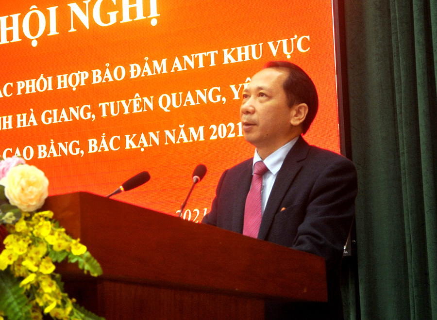 Phó Chủ tịch UBND tỉnh Trần Đức Quý phát biểu tại hội nghị.