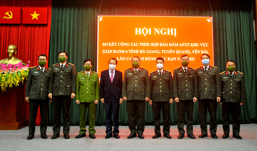 Phó Chủ tịch UBND tỉnh Trần Đức Quý chụp ảnh lưu niệm cùng đại diện lãnh đạo Văn phòng Bộ Công an và lãnh đạo Công an 6 tỉnh giáp ranh.