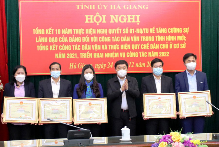Phó Bí thư Tỉnh ủy Nguyễn Mạnh Dũng trao Bằng khen cho các tập thể có thành tích xuất sắc trong 10 năm thực hiện Nghị quyết số 01 của BTV Tỉnh ủy